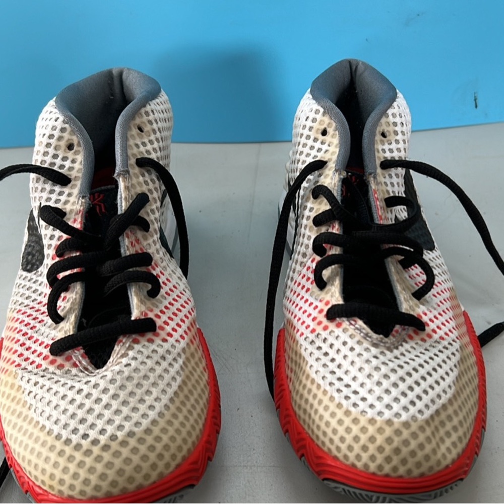 NIKE KYRIE 1 HOME BASKETBALL SHOES WHITE INFRARED BLACK
717219-100 SIZE 5.5 Y